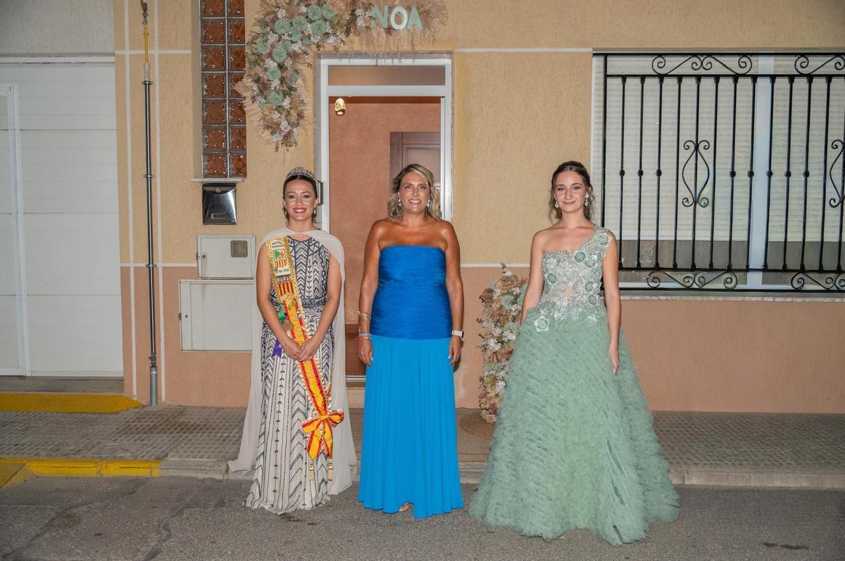 Noa Gil, regina de les festes 2026 junt a l'alcaldessa Marta Barrachina i la regina de les festes 2025 Abril Navarro.