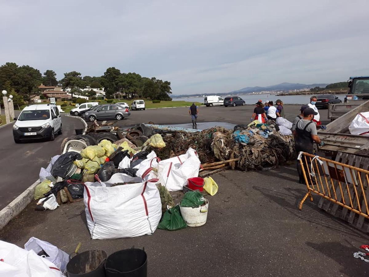 Las mariscadoras también luchan contra la basura marina.