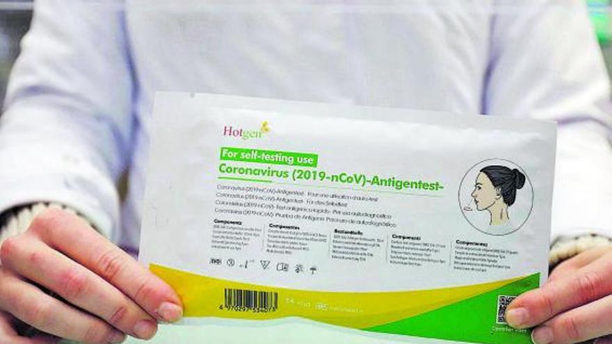 Un test de antígenos de venta en farmacia. | ÁLEX ZEA