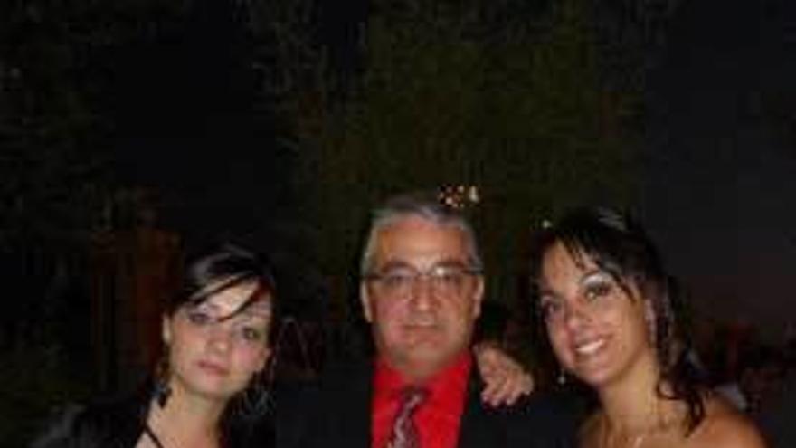 Por la izquierda, Katia Esteban; su padre, Ángel María, y su hermana Tania, en una celebración.
