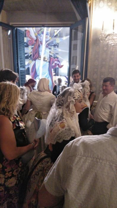 El ambiente en el interior del Ayuntamiento, minutos antes del inicio de la Cremà.