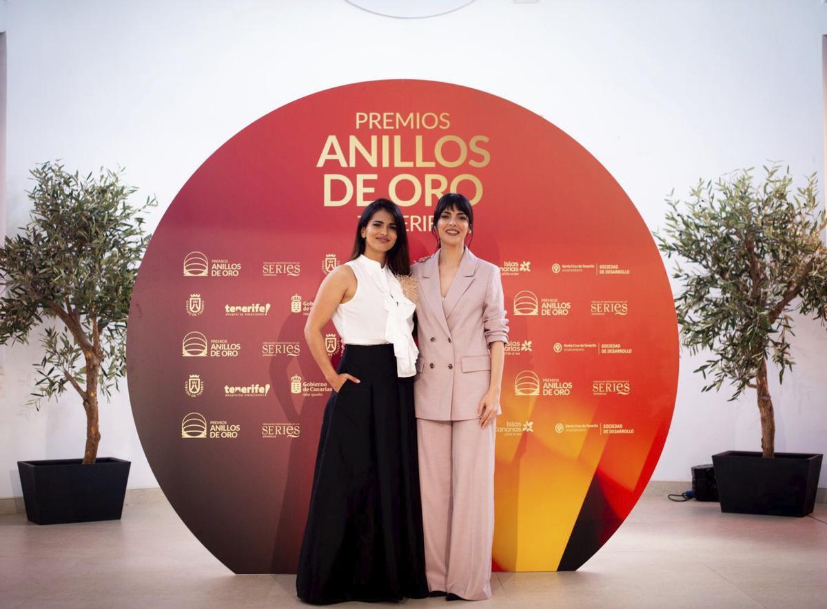 Las actrices Sara Sálamo y Beatriz Arjona durante las nominaciones de los Premios Anillos de Oro. |