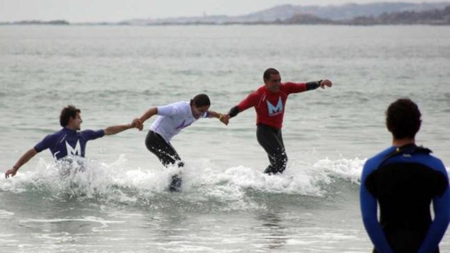 Una actividad ligada al surf en la playa grovense de A Lanzada.  // Muñiz