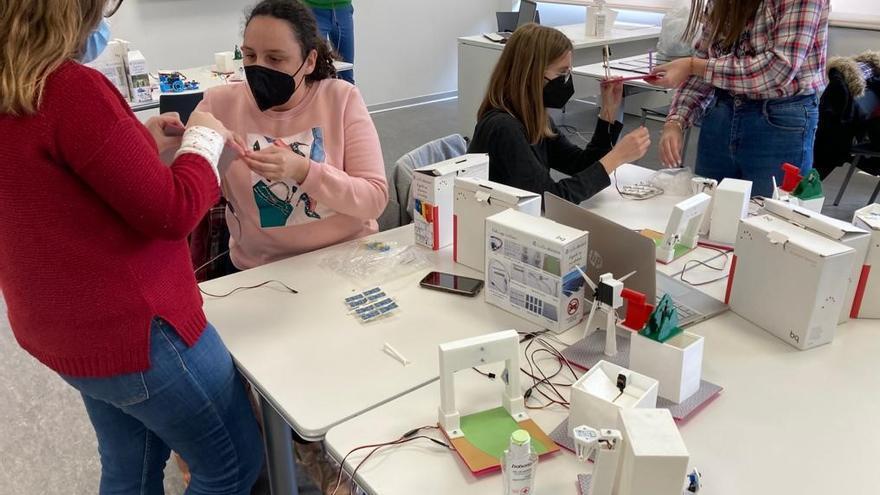 Alumnos de Magisterio del CEU participan en el taller de robótica sobre ciudades sostenibles.