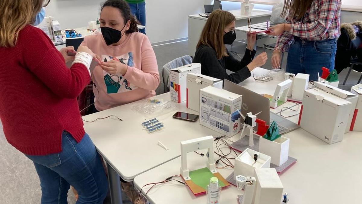 Alumnos de Magisterio del CEU participan en el taller de robótica sobre ciudades sostenibles.