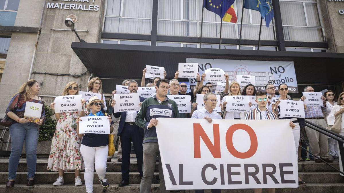 La protesta de Vox ante a la escuela de Minas. | Valentina Ciuca