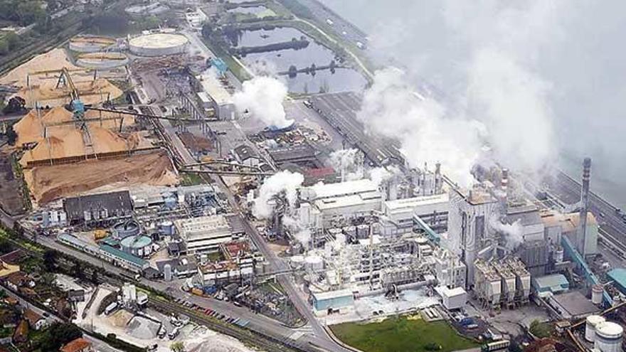 Vista aérea del complejo industrial de Lourizán en Pontevedra que acoge las fábricas de Ence y de Elnosa.  // Rafa Vázquez