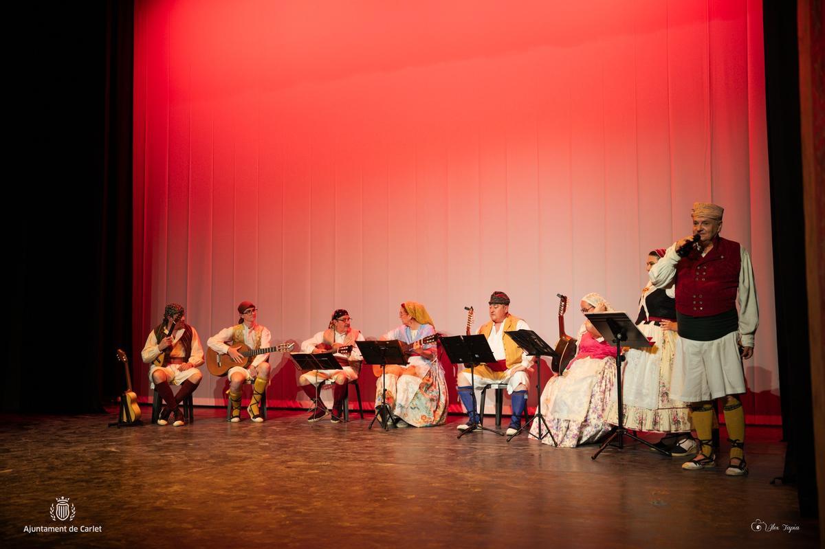 Uno de los grupos que han desfilado este martes por el escenario del remozado teatro.