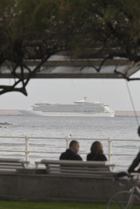 Desembarco de cruceristas extranjeros en Gijón