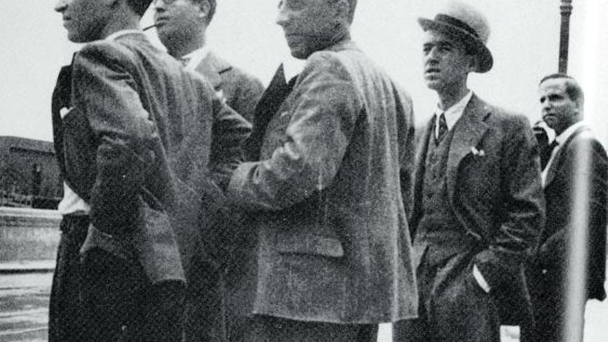 Domingo López Torres, en primer plano del centro de la imagen, junto a Agustín Espinosa (con sombrero). | | EL DÍA