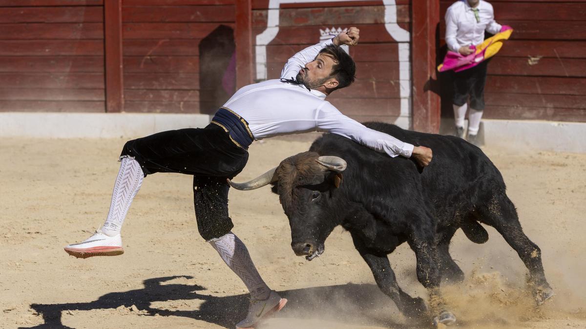 El reciente campeón de España, Roberto Alegre, se alza con el concurso de recortadores de Caravaca