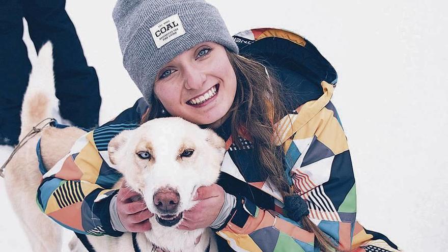 María Palacios, en la nieve jugando con un perro.