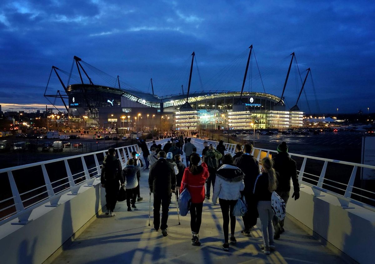 Aficionados de camino al Etihad Stadium.