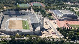 ¡Empieza la cuenta atrás! Ya colocan el césped en Montjuic para el regreso del Barça