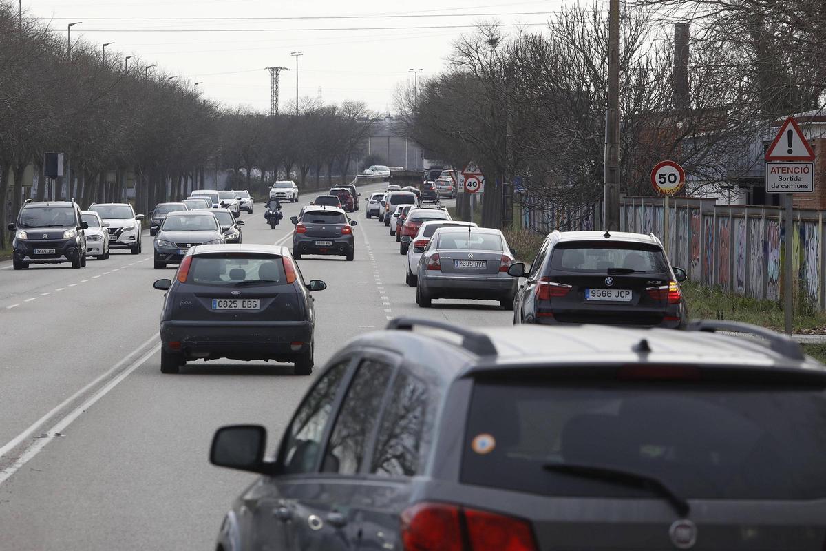 Vehicles circulant pel passeig Marquès de Camps de Salt, la setmana passada.