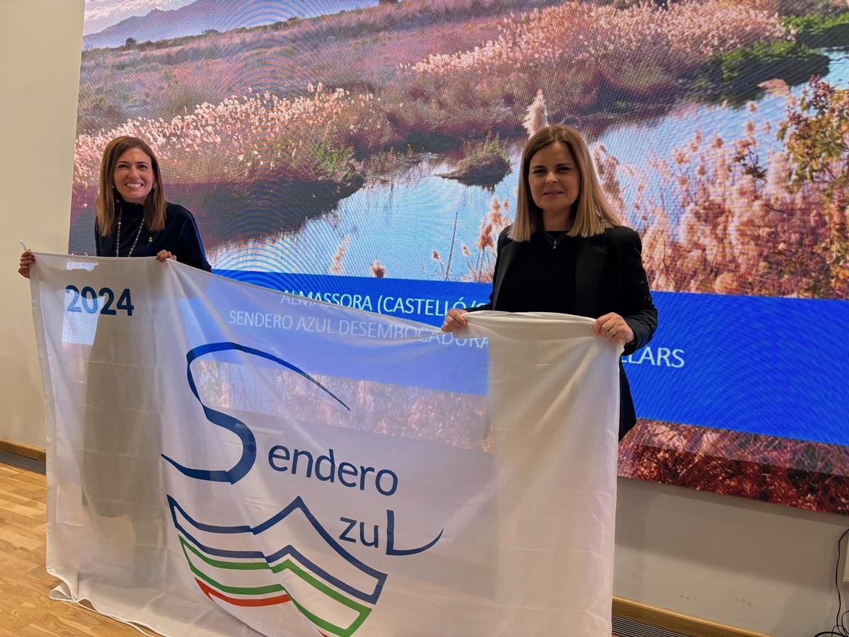 La alcaldesa, María Tormo (i) y la concejala Silvana Rovira recogieron el distintivo de bandera azul en Madrid.