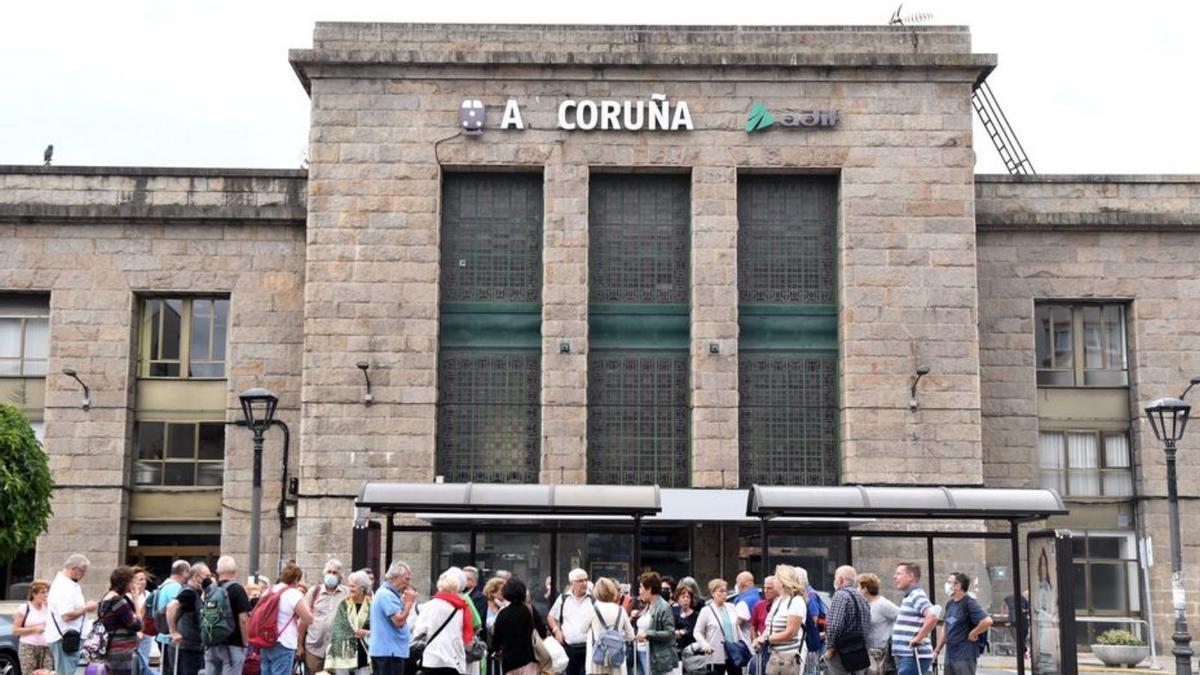 Viajeros en la entrada de la estación de tren de A Coruña.   | //C. PARDELLAS
