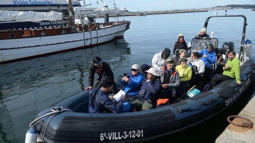 Imagen de archivo de un grupo de peregrinos embarcando en Vilanova rumbo a Pontecesures. // Noé Parga