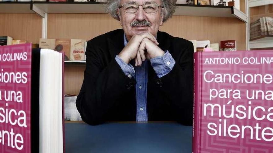 Antonio Colinas con su último libro en la Feria de Salamanca.