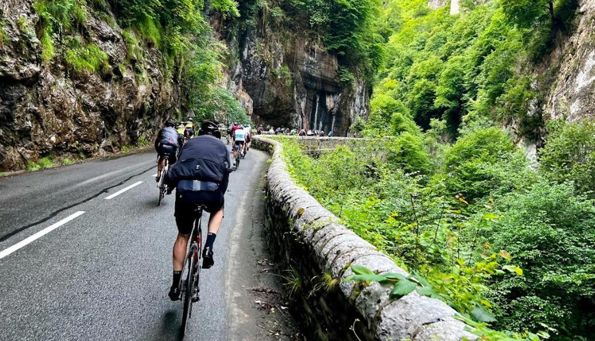 Unos ciclistas en la Quebrantahuesos.