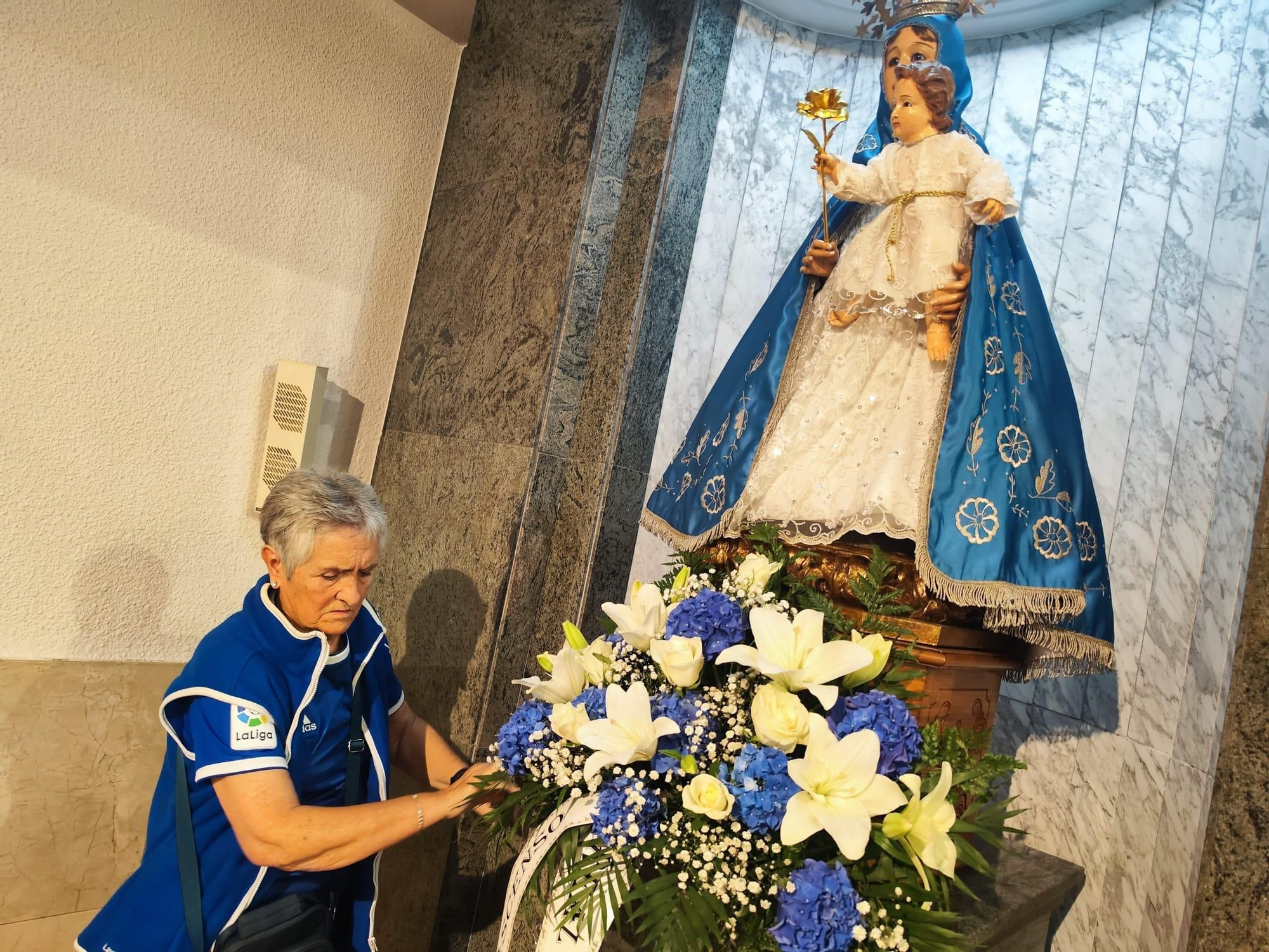 Ofrenda azul en Lugo de Llanera: los oviedistas agradecen a Santa María el ascenso a Primera
