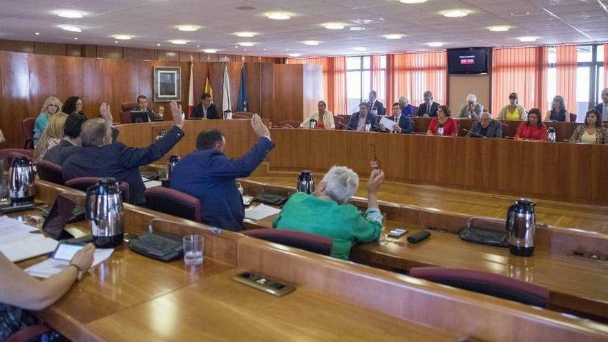 El pleno municipal, ayer, durante una de las votaciones. // Cristina Graña