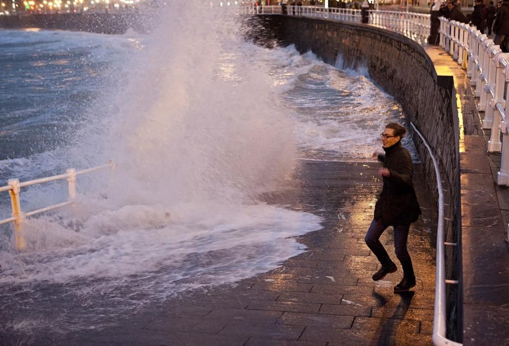 Temporal marino en Gijón.