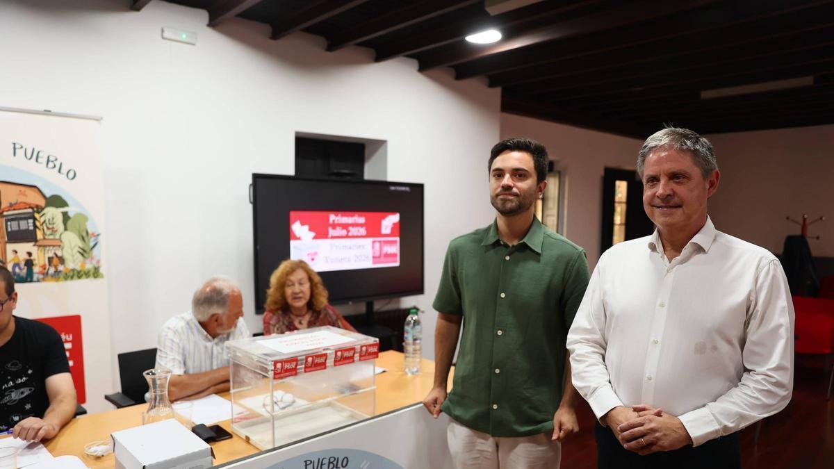 VÍDEO: Los candidatos a las primarias del PSOE, Sergio Llera y Enrique Rodríguez Nuño, abren las votaciones en la Casa del Pueblo