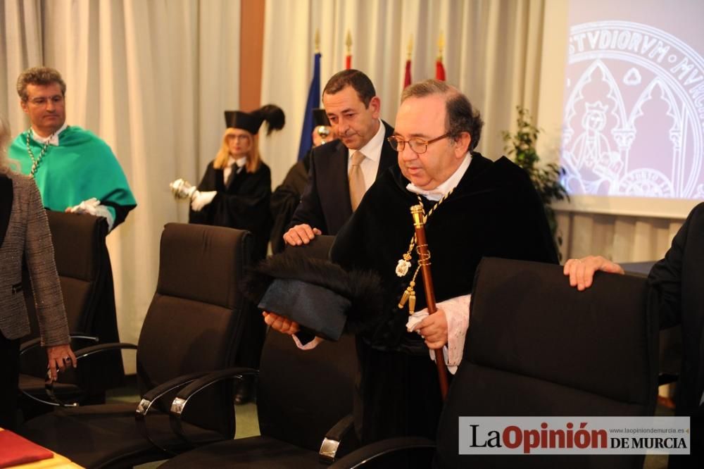 Rosamaría Alberdi, primera enfermera doctora honoris causa de España por la UMU