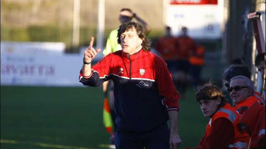 Enrique Martín, dirigiendo a su equipo desde el banquillo