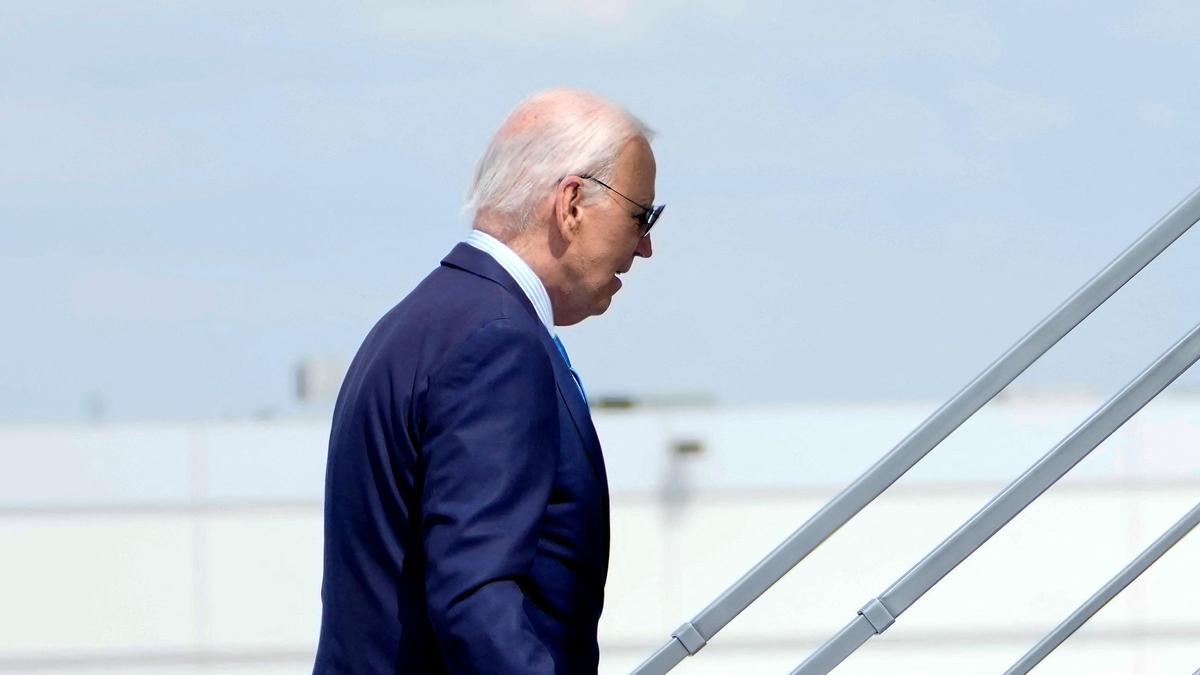 El presidente de EEUU, Joe Biden, se sube al Air Force One en Las Vegas para aislarse en su casa de Delaware, este miércoles.