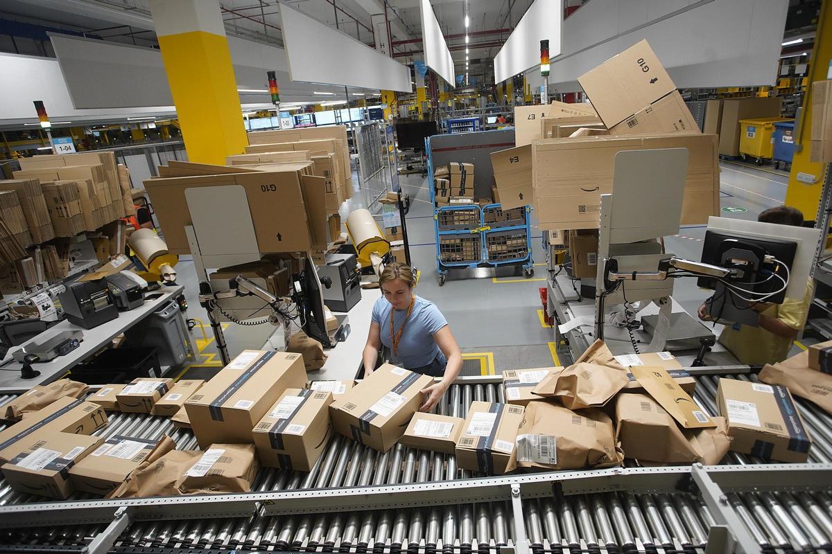 Vista de un centro de logística de Amazon en  El Far d'Empordà.