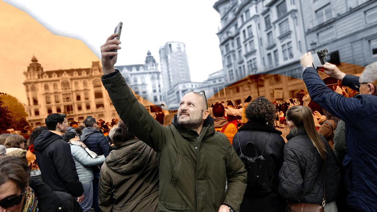 Turistes, na Selmana Santa, faciendo semeyes na plaza de la Escandalera d'Uviéu, nuna actuación folclórica