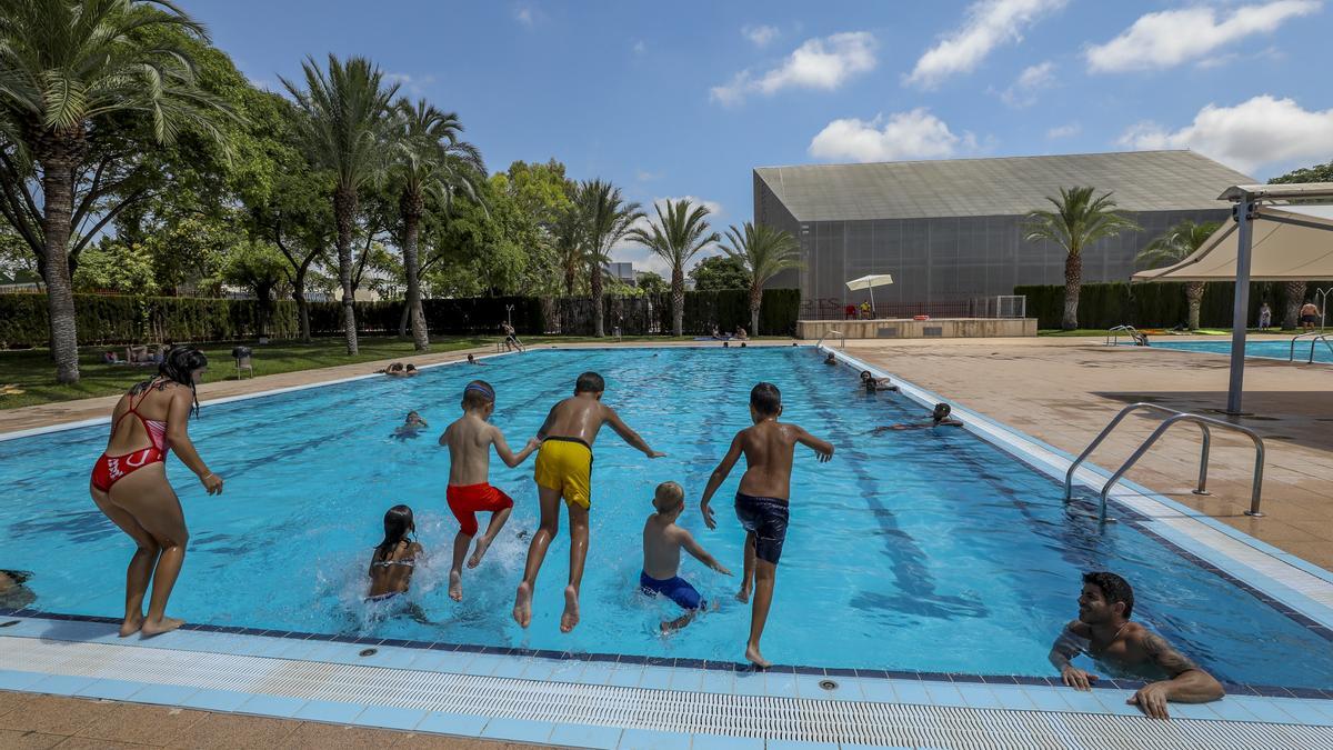 Niños se dan un chapuzón en la piscina municipal de Altabix, en imagen de archivo