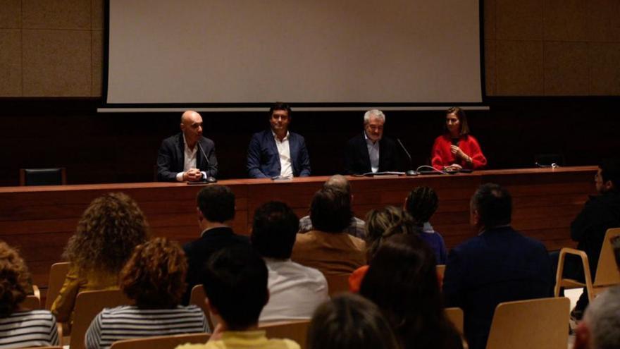 Macías y Benavente, el el centro de la mesa, durante la presentación de un libro en el Etnográfico. |