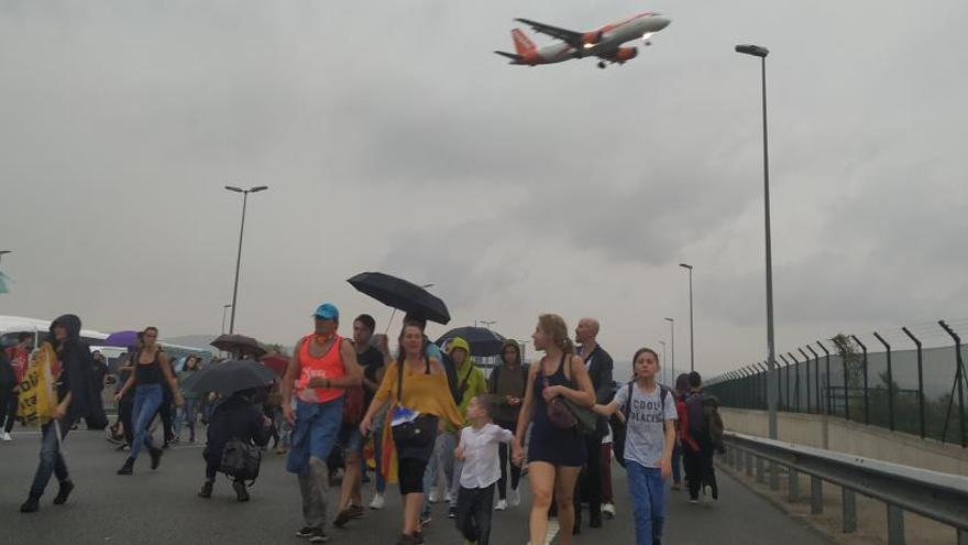 Ciutadans caminant ahir a la tarda en direcció a la Terminal 1