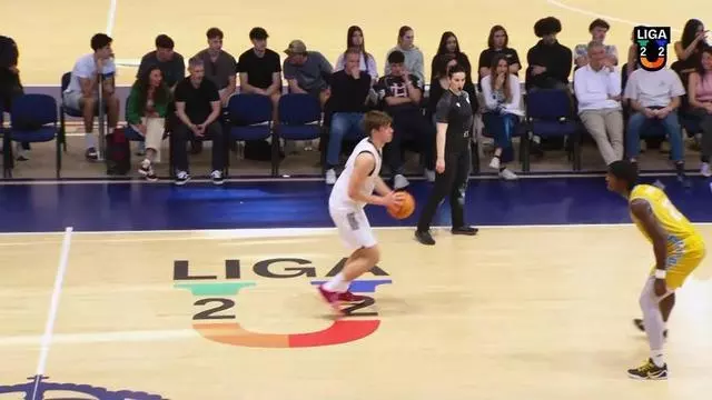 ¡Tripazo de de Amosov desde el logo!