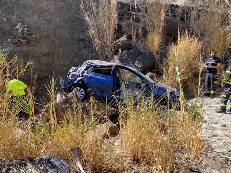 Dos heridos tras la precipitación de un vehículo por un barranco en Gran Canaria