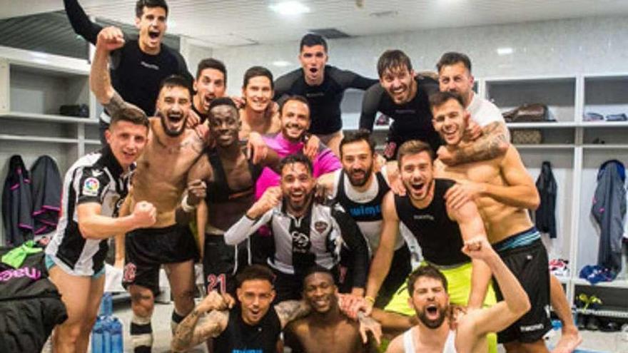 Los jugadores del Levante celebran la victoria en su vestuario.