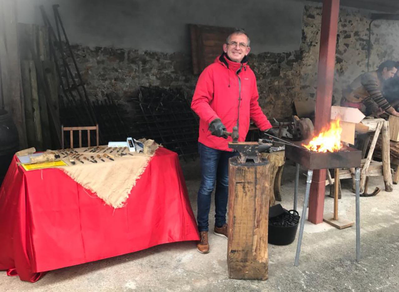 José Rodil en su taller de A Pontenova, donde el acero sale del fuego y se moldea a golpe de martillo