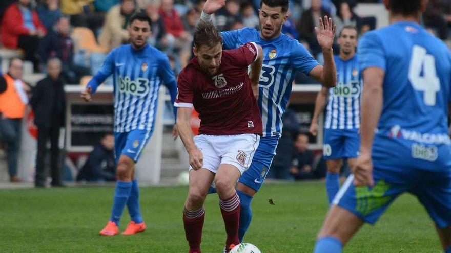 Álex González en el partido contra la Ponferradina de la temporada pasada en Pasarón. // Rafa Vázquez