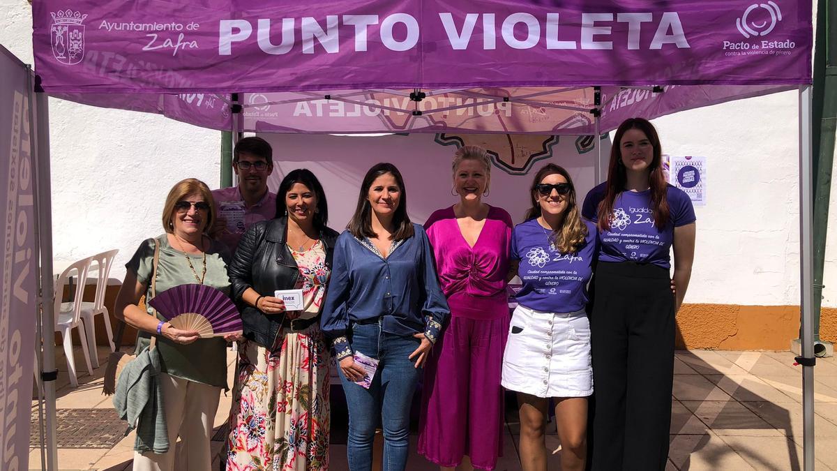 Gil Rosiña con las técnicas de la Asociación Malvaluna.