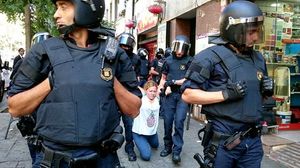 Membres de la PAH protesten contra un nou desallotjament d’una família amb nens.