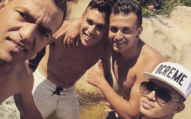 Munir disfruta del verano con sus amigos