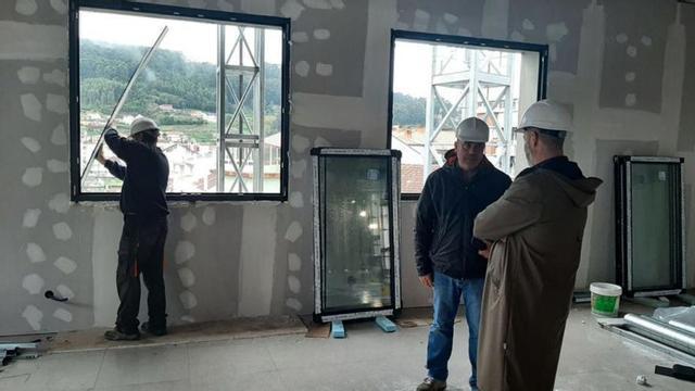 Esta semana comenzó el montaje de las ventanas en el edificio de la biblioteca Torrente Ballester. |   // G.NÚÑEZ
