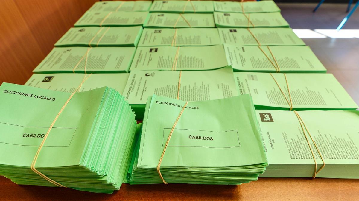 Sobres y papeletas de elecciones locales a los Cabildos en Canarias.