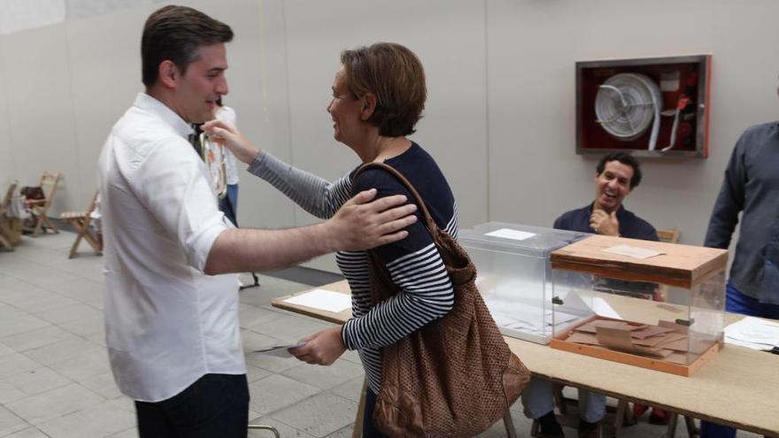 Moriyón saluda a José María Pérez frente a las urnas en unas pasadas elecciones.