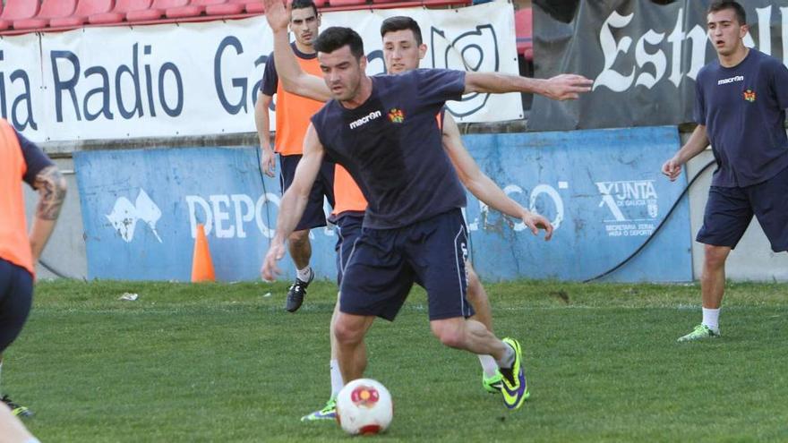 Gustavo Souto protege la pelota presionado por Borja Valle en un entrenamiento en O Couto. // Iñaki Osorio