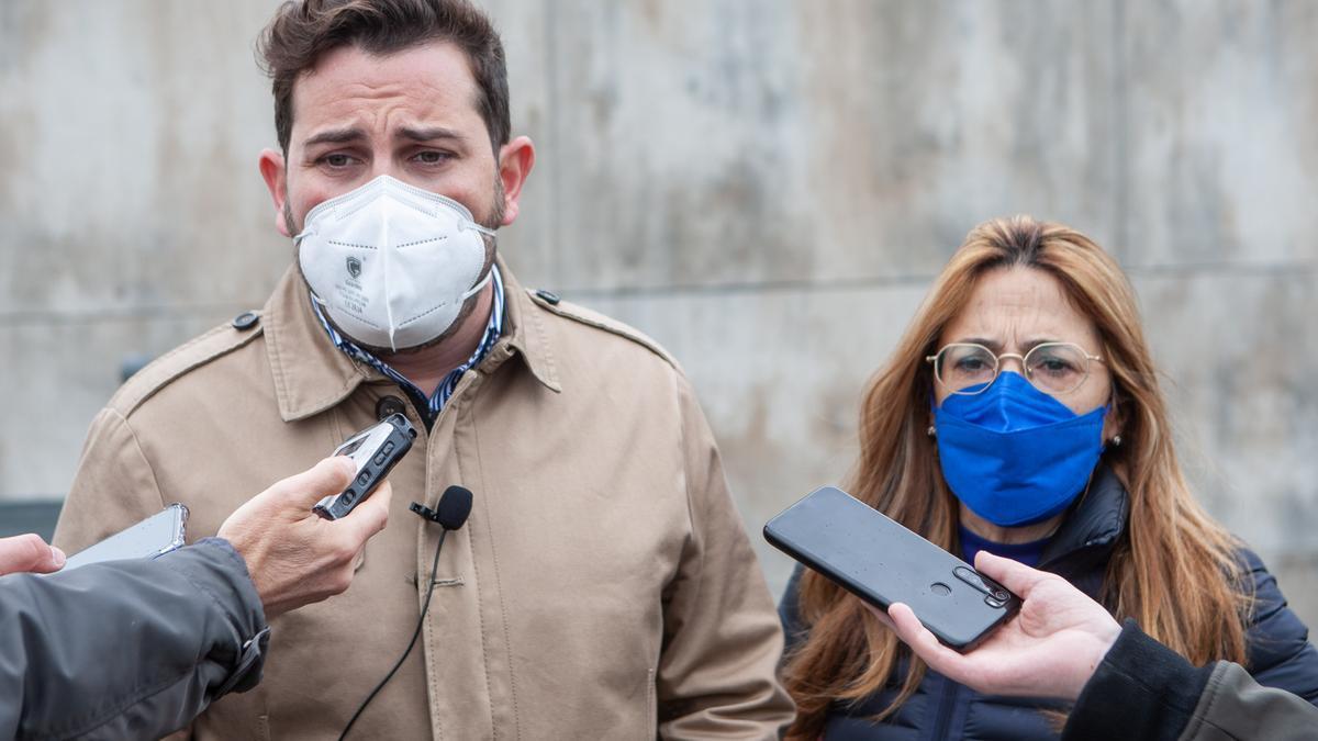 Víctor López de la Parte y Mayte Martín Pozo frente al aparcamiento del Clínico.