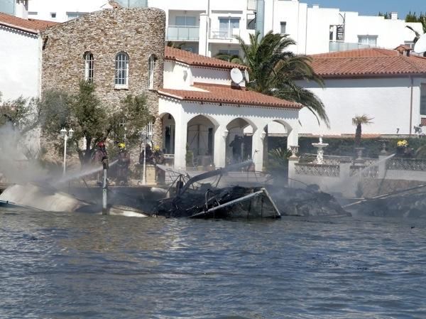 El foc crema tres embarcacions a Roses